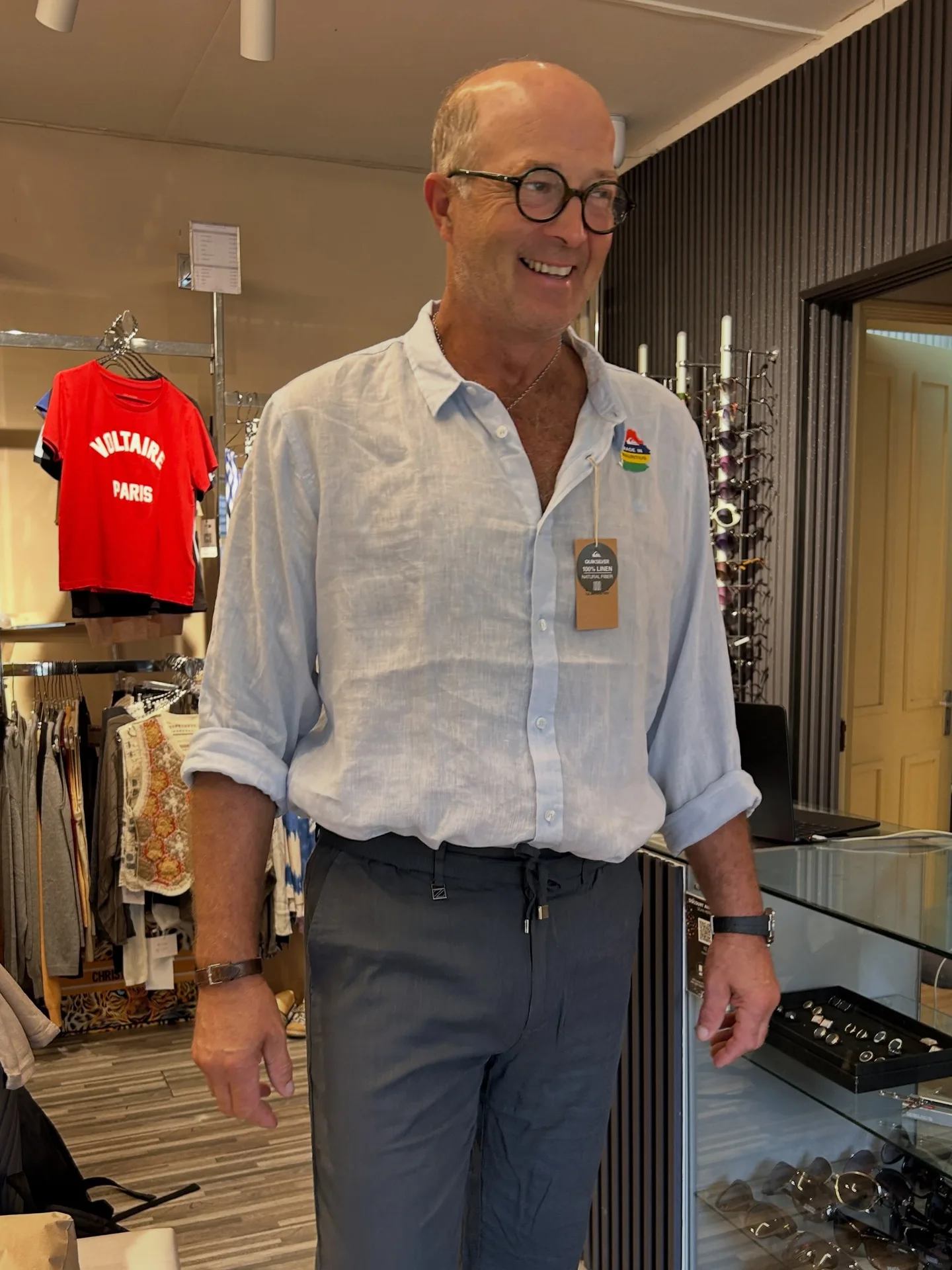 Chemise blanche en lin, col ouvert