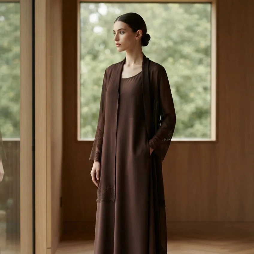 Robe et surchemise chocolat aux lignes souples