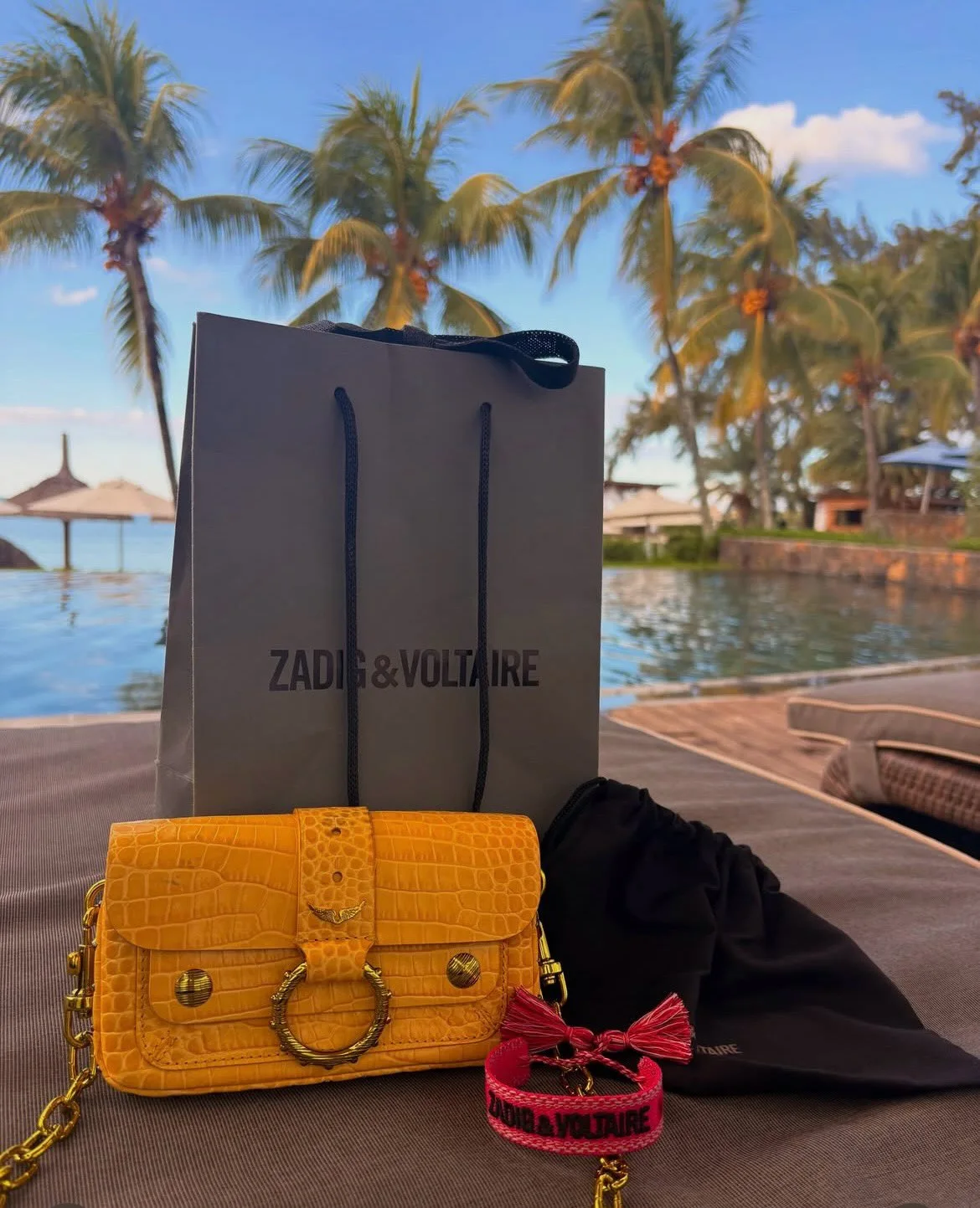 Sac jaune sous les palmiers