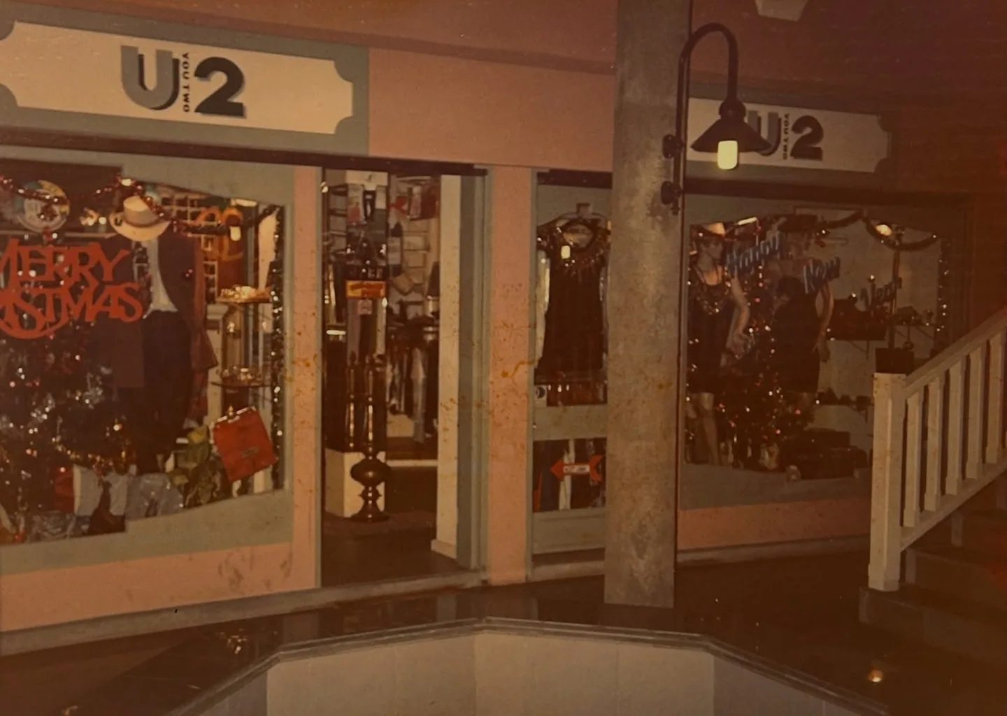 Photographie d’archive de la toute première boutique U2 dans les années 1990